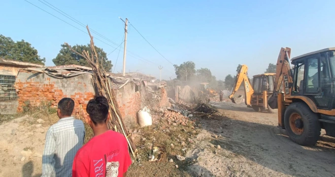 Bulldozer On YEIDA News : “दनकौर में चला यीडा का मेगा बुलडोज़र मिशन!”, 46,000 वर्गमीटर की कीमती जमीन आज़ाद, कीमत 230 करोड़, कब्जेदारों में हड़कंप!, अरबों की जमीन आज़ाद — 230 करोड़ की सरकारी संपत्ति मिली वापस
