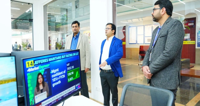 Galgotia University News : किताबों से बाहर निकलकर शेयर मार्केट की असली दुनिया में कदम!, गलगोटियास विश्वविद्यालय में शुरू हुई ‘एनएसई स्मार्ट लैब’, कैंपस से ही तैयार होंगे फ्यूचर फाइनेंस लीडर्स, MoU से मजबूत हुई यूनिवर्सिटी-इंडस्ट्री पार्टनरशिप