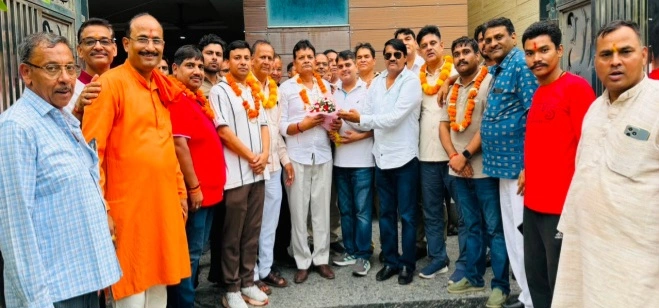 Greater Noida News : अल्फा-1 आरडब्ल्यूए चुनाव में एनसी शर्मा पैनल की शानदार जीत, अध्यक्ष पद पर 24 वोट से जीते, महासचिव पद पर प्रेम सिंह भाटी विजयी, कोषाध्यक्ष पद पर गौरव सिंघल की जीत, परिणाम घोषित होते ही विजयी पैनल के समर्थकों में खुशी की लहर दौड़ गई
