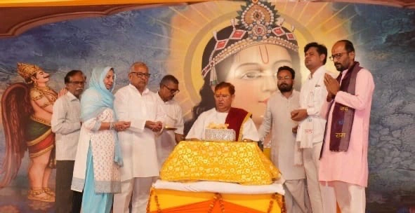 Ram Katha News : “राम कथा के 9वे दिन बरसी ‘अमृत वाणी, अंतर्राष्ट्रीय कथावाचक की भावपूर्ण व्याख्यासे भाव-विभोर हुए श्रद्धालु, रामायण के आदर्शों को जीवन में उतारने का आह्वान