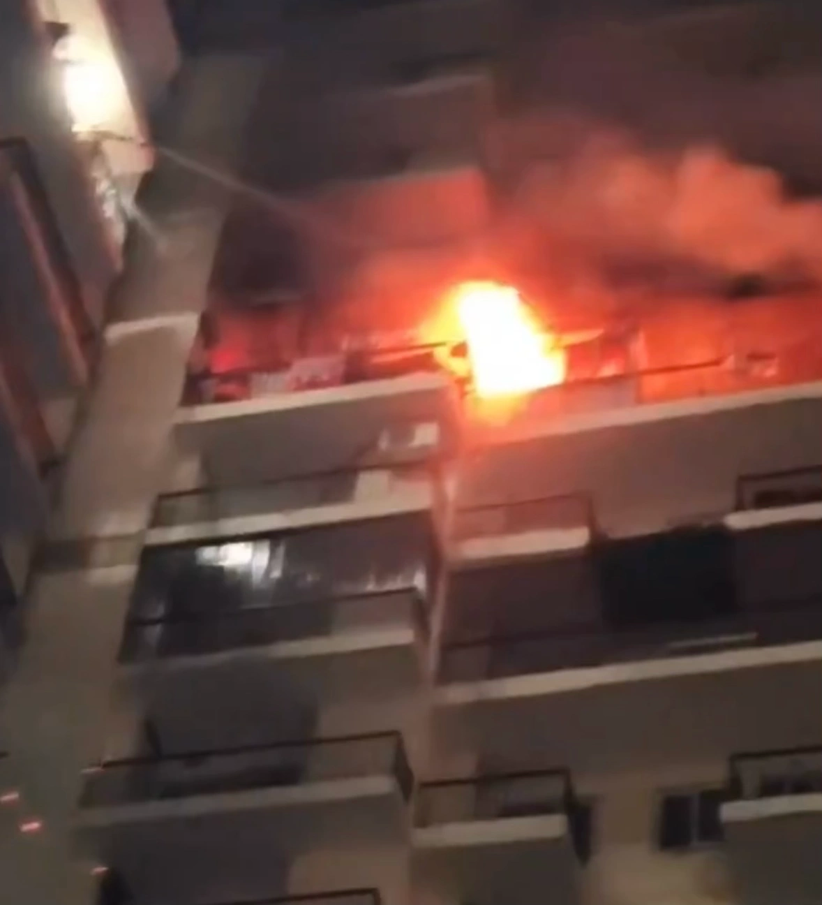 LA Residentia Flat Fire : फ्लैट में सो रहा था परिवार, अचानक लगी भीषण आग, सारा सामान जलकर राख