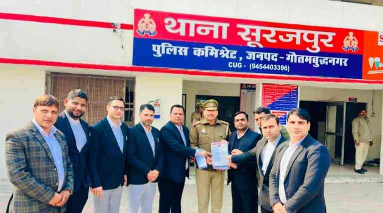 Samajwadi Adhivakta News : महंत राजू दास की अभद्र टिप्पणी के विरोध में सपा अधिवक्ता सभा का प्रदर्शन, थाने में दी गई शिकायत