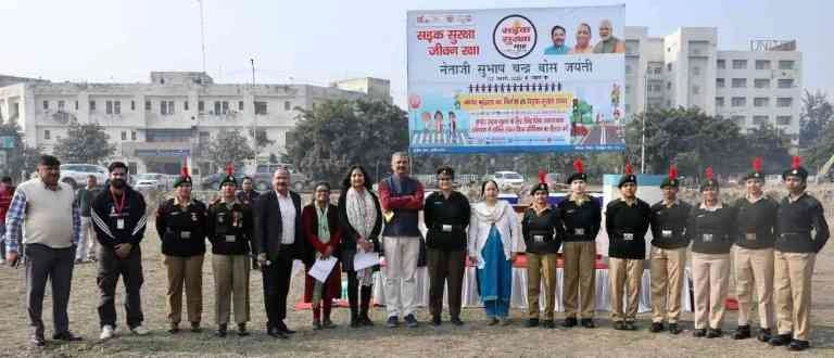 Sharda University News : शारदा विश्वविद्यालय के छात्रों ने सड़क सुरक्षा जागरूकता के लिए निकाली रैली, लोगों को किया जागरूक, सड़क दुर्घटनाओं को रोकने की अपील