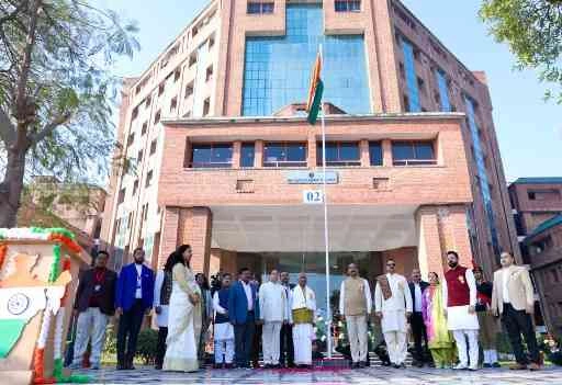 Sharda University News : शारदा विश्वविद्यालय में धूमधाम से मनाया गया 76वां गणतंत्र दिवस, एक प्रेरणादायक समारोह, समारोह की शुरुआत ध्वजारोहण और राष्ट्रगान