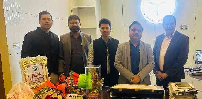 Greater Noida News : गौतम बुद्ध नगर फेडरेशन ऑफ़ एओए ने डिप्टी रजिस्ट्रार ऋषभ कुमार अग्रवाल को सम्मानित किया, हाईराइज सोसाइटी की समस्याओं पर हुई चर्चा