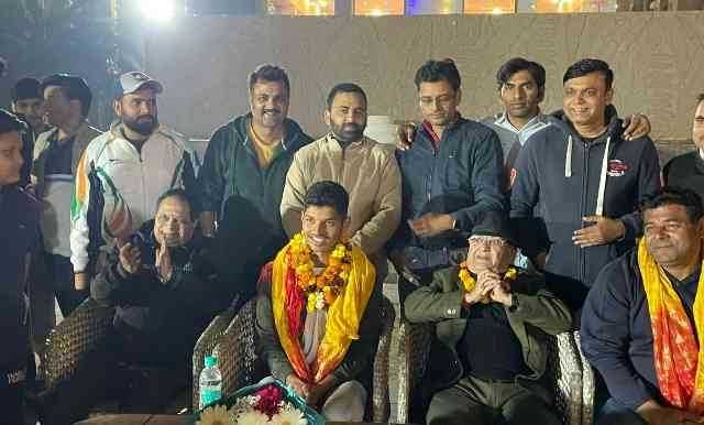 Greater Noida West News : ग्रेटर नोएडा वेस्ट में क्रिकेटर युवराज सिंह तोमर से बच्चों की प्रेरणादायक मुलाकात, MOVO Sports ने किया 1 साल का स्पॉन्सर, बच्चों में क्रिकेट के प्रति बढ़ा जुनून