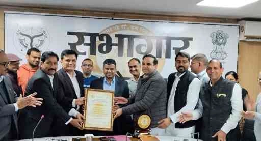 DM Samman News : हाईराइज सोसाइटीज में मतदाता जागरूकता की गूंज, डीएम मनीष कुमार वर्मा को मिला सम्मान, गौतमबुद्धनगर में ऐतिहासिक वोटिंग अभियान की सफलता, यूपी के मुख्य निर्वाचन अधिकारी ने किया सम्मानित