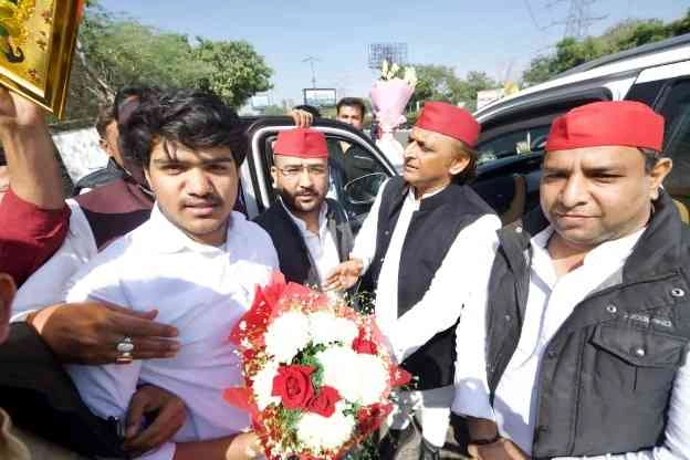 Samajwadi Akhilesh Yadav News : "अमेरिका ने खोली ‘विश्व गुरु’ की पोल, 144 साल बाद ऐसा चुनाव! अखिलेश यादव का बीजेपी पर हमला, ग्रेटर नोएडा में कार्यकर्ताओं का दिखा जबरदस्त जोश"