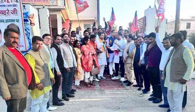 Greater Noida BJP News : "दिल्ली में बीजेपी की प्रचंड जीत पर गौतमबुद्धनगर में जश्न, कार्यकर्ताओं ने बांटी मिठाइयां, अब पश्चिम बंगाल की बारी!"
