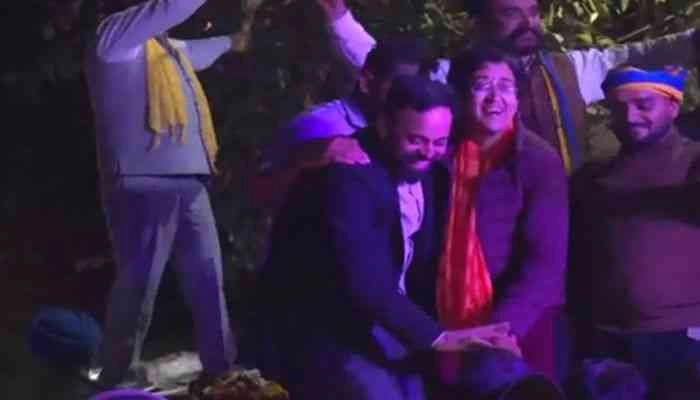 EX CM Atishi Dance News : केजरीवाल की हार पर झूमीं आतिशी!, वायरल वीडियो ने मचाया बवाल, यूजर्स बोले – ‘ये कैसी टीम स्पिरिट?’, 