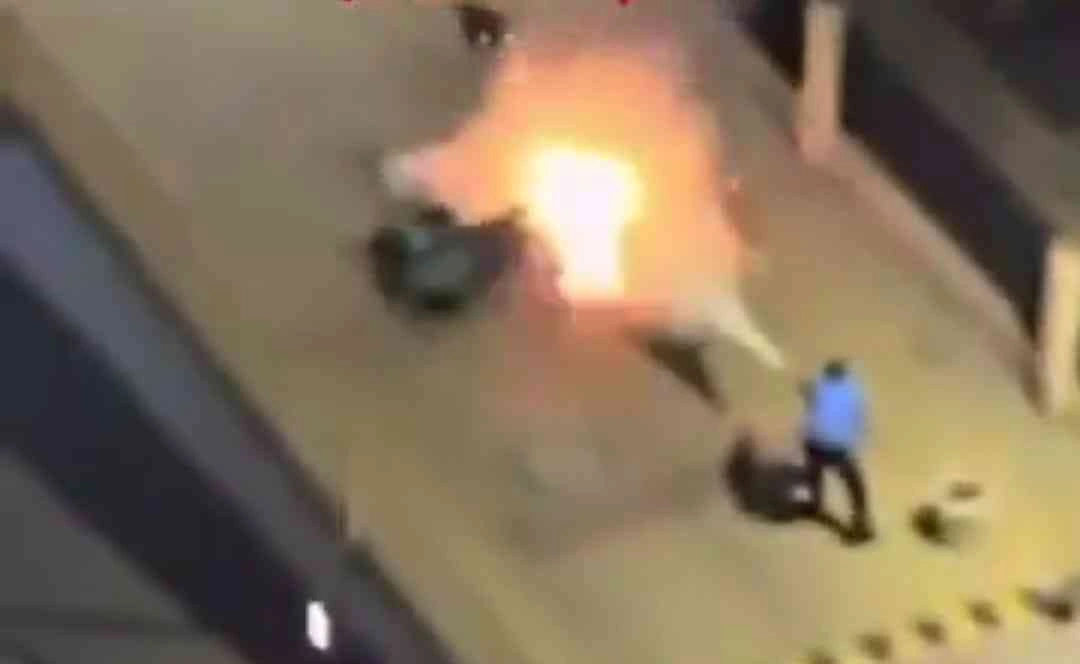 EV Scooter Fire In Greater Noida West : ग्रेटर नोएडा वेस्ट में की इलेक्ट्रिक स्कूटी में भयानक धमाका!, गौड़ सिटी 7 एवेन्यू के बाहर लगी आग, डिलीवरी देने आया युवक बाल-बाल बचा