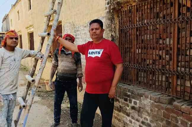 Greater Noida News : जिस स्कूल से पाया शिक्षा का ज्ञान, उसी को किया रोशन! पिता की स्मृति में पुताई और पंखों की सौगात, मिसाल बने विजय शर्मा
