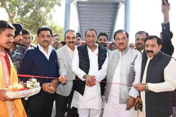 Greater Noida West BJP News : ग्रेटर नोएडा वेस्ट को दो नए फुटओवर ब्रिज की सौगात, सांसद महेश शर्मा ने किया उद्घाटन , 