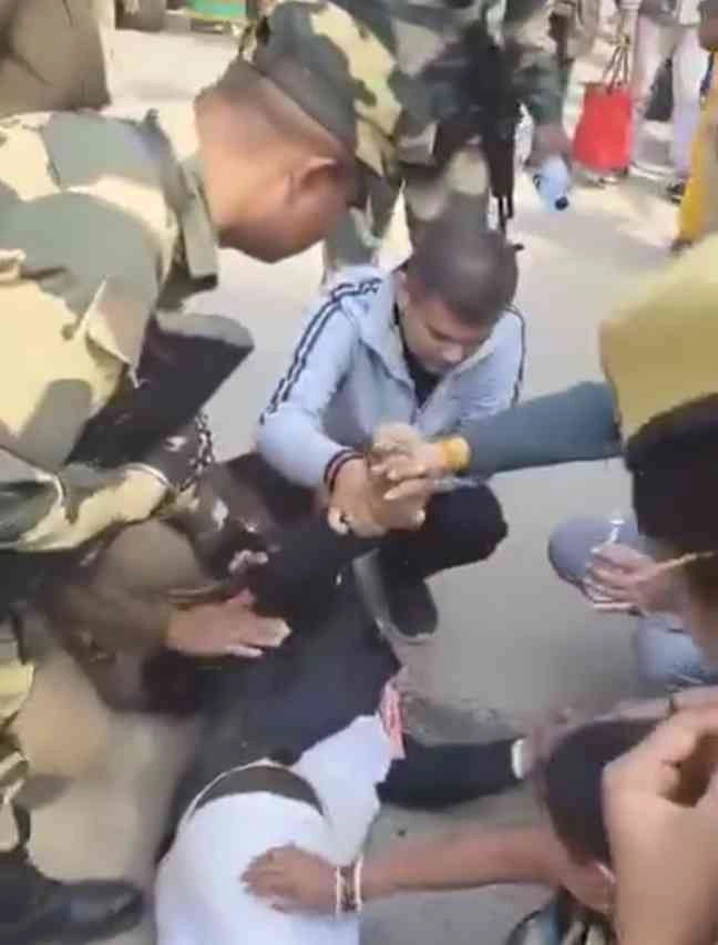 IPS Ajay Pal Sharma News : IPS अजय पाल शर्मा की दरियादिली, महाकुंभ में बेहोश हुए श्रद्धालु की जान बचाने को खुद उतरे मैदान में, पेश की मानवता की मिसाल!