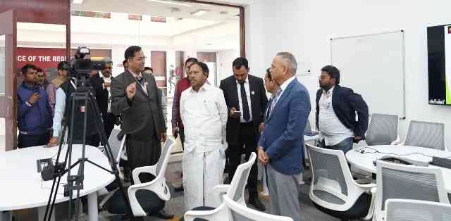Galgotia University News : राज्यसभा सांसद एम. थंबीदुरई ने गलगोटियास विश्वविद्यालय का किया दौरा, एआई और तकनीकी शिक्षा के प्रयासों की सराहना