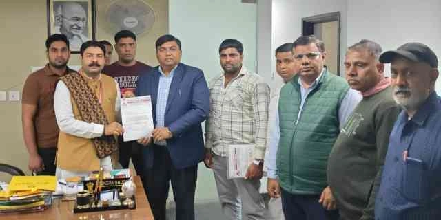Greater Noida Stadium News : ग्रेटर नोएडा स्टेडियम में स्वतंत्रता सेनानी विजय सिंह पथिक की भव्य प्रतिमा लगाने की मांग, SDM को सौंपा गया ज्ञापन