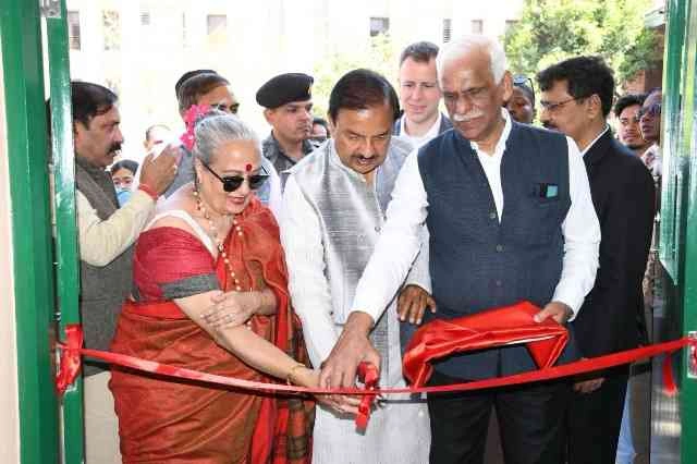 Noida MP News : नोएडा में शुगरक्रीट से बने ईको-फ्रेंडली क्लासरूम का उद्घाटन, सांसद डॉ. महेश शर्मा ने बताया पर्यावरण हितैषी पहल, गन्ने के कचरे से बने टिकाऊ निर्माण सामग्री से बने क्लासरूम का अनावरण