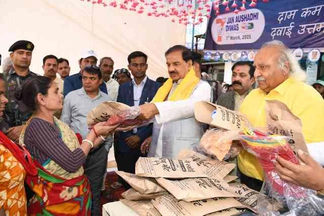 Noida MP News : ? जन औषधि दिवस पर नोएडा के सांसद डॉ. महेश शर्मा पहुंचे जन औषधि केंद्र, लाभार्थियों से की बातचीत, गरीब और मध्यम वर्ग के लिए वरदान बने जन औषधि केंद्र