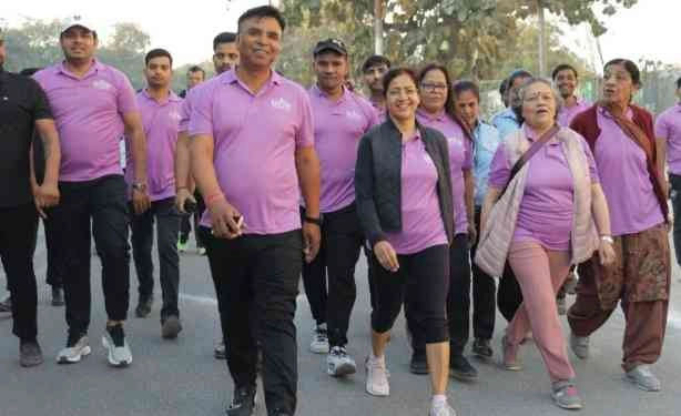 Yatharth Hospital News : महिला दिवस पर यथार्थ हॉस्पिटल की अनूठी पहल, वॉकथॉन के जरिए दिया सेहत और सशक्तिकरण का संदेश
