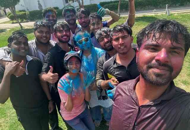 Accurate College Holi News: रंगों में सजा एक्यूरेट संस्थान, होली मिलन में मस्ती, संगीत और सांस्कृतिक झलकियों का दिखा शानदार संगम