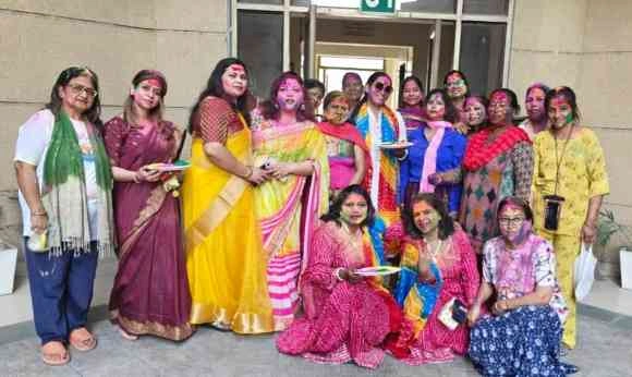 Eros Sampoornam Society News : ? एरोस सम्पूर्णम सोसाइटी में भव्य होली महोत्सव का आयोजन , एकता और भाईचारे का दिखा अद्भुत नज़ारा!, संगीत और रंगों का संगम बना जश्न का कारण