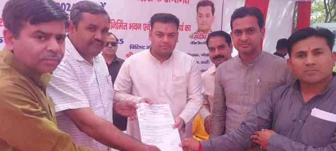 Greater Noida News : प्राथमिक विद्यालय मथुरापुर के उद्घाटन अवसर पर शिक्षक संघ ने बेसिक शिक्षा मंत्री संदीप सिंह को सौंपा ज्ञापन, पुरानी पेंशन बहाली, A श्रेणी मकान भत्ते की मांग को लेकर शिक्षकों ने जताई एकजुटता