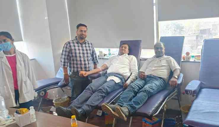 Bulandsher News : रोटरी क्लब ऑफ दिल्ली प्रीमियर और आर.एस. इंफ्राप्रोजेक्ट्स का सामाजिक प्रयास, 80 यूनिट रक्तदान, 120 लोगों की स्वास्थ्य जांच, प्लांट हेड कमल शर्मा और रोटरी क्लब दादरी के अध्यक्ष उमेश शर्मा ने किया रक्तदान