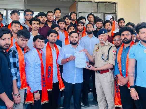 ABVP News : ग्रेटर नोएडा में नशे के खिलाफ एबीवीपी का महाआंदोलन, एसीपी को सौंपा ज्ञापन, अब होगी ताबड़तोड़ कार्रवाई?, शहर को नशामुक्त बनाने के लिए विद्यार्थी परिषद का आक्रामक अभियान