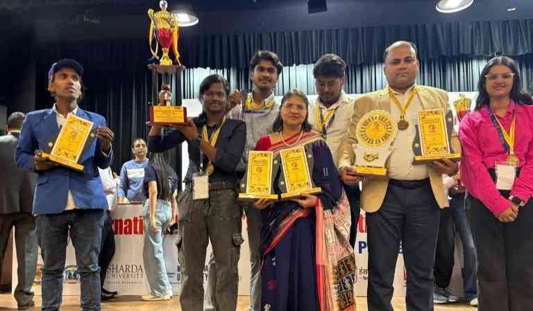 Sharda University News : "राष्ट्रीय स्तर की एनएसएस पोस्टर प्रतियोगिता में शारदा विश्वविद्यालय ने मारी बाजी, नशामुक्ति जागरूकता अभियान में मिला सम्मान"