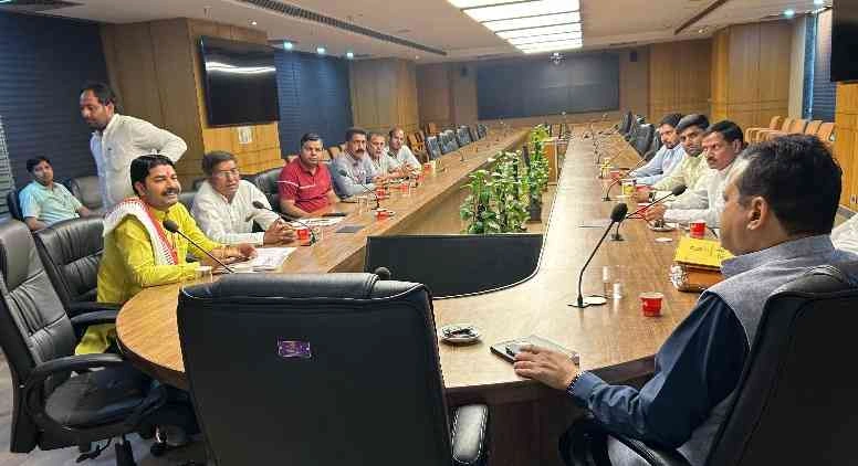 Kisan Aandolan : ग्रेटर नोएडा के किसानों की हुंकार, 'पढ़ाई और दवाई' पर वादा पूरा करो, वरना होगा महाआंदोलन!, करप्शन फ्री इंडिया संगठन का विरोध, किसानों के साथ प्रशासन की बैठक, सस्ती जमीन, मगर वादाखिलाफी!