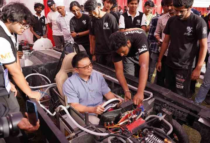 Galgotia University News : गलगोटियास यूनिवर्सिटी में ई-व्हीकल इनोवेशन का महाकुंभ!, 10वें ईएसवीसी-3000 का भव्य समापन, युवाओं ने दिखाई सौर ऊर्जा और इलेक्ट्रिक टेक्नोलॉजी की चमक