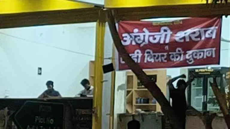 Paramount Golf Forests News : “शराब की दुकान खुलते ही गरमाया ग्रेटर नोएडा की हाई-प्रोफाइल सोसाइटी का माहौल, माताएं बोलीं, अब बेटी को अकेले भेजने से डर लगता है, सेकड़ों लोगों ने किया ऑनलाइन विरोध, प्रशासन से कार्रवाई की मांग तेज़”