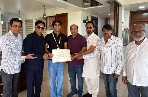 Arjun Golfer News : “नेशनल यूथ अवॉर्ड विजेता अर्जुन भाटी का एक्टिव सिटीजन टीम ने किया भव्य स्वागत, ग्रेटर नोएडा को एक और गौरव”, 