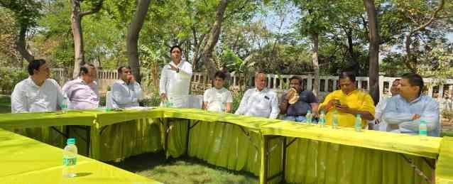 RWA News : पानी के बिल और गार्बेज चार्ज पर फूटा आरडब्ल्यूए फेडरेशन का गुस्सा, अधिकारियों को चेतावनी, “व्यवस्था सुधारी जाए, वरना आंदोलन तय”, सेक्टर जू-3 में हुई अहम बैठक, प्राधिकरण की कार्यशैली पर उठे सवाल, परिवहन व्यवस्था से लेकर बुनियादी सेवाओं तक हुई खुलकर चर्चा