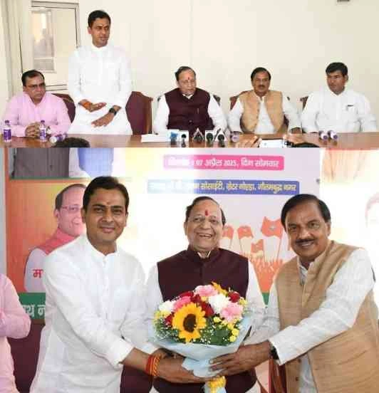 BJP Organisation News : भाजपा स्थापना दिवस पर राष्ट्र सेवा का संकल्प, ग्रेटर नोएडा मंडल में बूथ स्तर तक पहुंचे राष्ट्रीय महामंत्री अरुण सिंह, कार्यकर्ताओं में भरा जोश और विश्वास