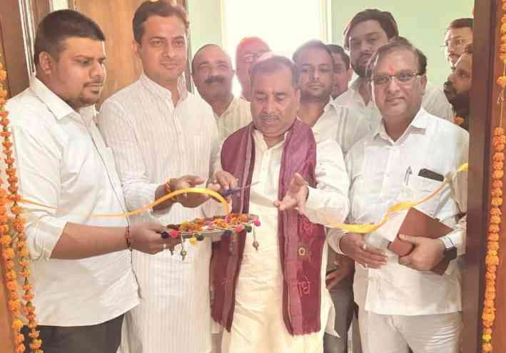 BJP Organisation News : भाजपा के 45वें स्थापना दिवस पर ऐतिहासिक प्रदर्शनी का आयोजन, जिला कार्यालय गौतमबुद्धनगर पर पहुंचे प्रभारी मंत्री कुँवर बृजेश सिंह व जिला अध्यक्ष अभिषेक शर्मा, कार्यकर्ताओं को दिलाया राष्ट्रवाद और सेवा भाव का संकल्प
