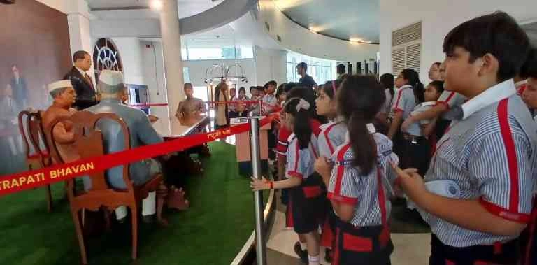 GD Goenka Public School News : जी. डी. गोयनका पब्लिक स्कूल के छात्रों ने किया राष्ट्रपति भवन का शैक्षिक भ्रमण, जाना इतिहास, कला और विरासत का महत्व