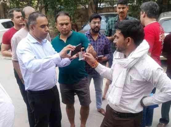 Breaking News : "इस ग्रेटर नोएडा की सोसायटी में पानी के नाम पर जहर!, GNIDA ने कहा - हम साफ पानी दे रहे थे, लेकिन टैंक से निकला बीमारी का गंदा घोल, बिल्डर पर 25 लाख का जुर्माना, बकाया 2.54 करोड़!"