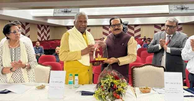 Sharda University News : लोकतंत्र की पाठशाला बनी शारदा यूनिवर्सिटी!, युवाओं ने युवा संसद में रखे देशहित के मुद्दे, बोले – हम हैं नया भारत!, नेताओं की तरह बोले छात्र, रखा हर मसले पर दमदार पक्ष
