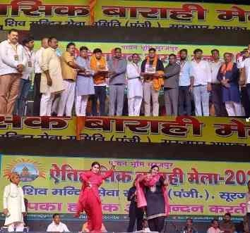 Surajpur Barahi Mella : सूरजपुर बाराही मेला 2025 का पांचवां दिन, रागनियों और नृत्य की प्रस्तुतियों ने बांधा समा, नृत्य ने किया समा बांध, डोली शर्मा की प्रस्तुति रही आकर्षण का केंद्र