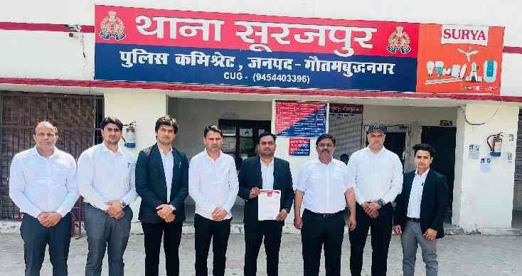 Samajwadi Party News : पूर्व मुख्यमंत्री अखिलेश यादव को गोली मारने की धमकी देने वाले युवक के खिलाफ समाजवादी अधिवक्ता सभा ने खोला मोर्चा, सुरजपुर थाने में FIR दर्ज कराने को लेकर दिया कड़ा ज्ञापन, एडवोकेट विनीत ने कहा- लोकतंत्र की जड़ों को हिला रही है नफरत की राजनीति