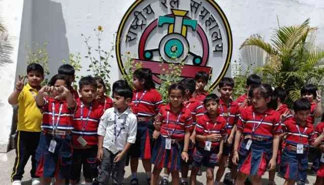 GD Goenka School News : भाप इंजन से शाही डिब्बों तक का सफर, GD Goenka स्कूल के नन्हे सवारों ने दिल्ली रेल म्यूजियम में की यादगार ज्ञानयात्रा, शाही डिब्बों ने बांधा सबका ध्यान, बच्चों ने झांका रजवाड़ों के रेल सफर में