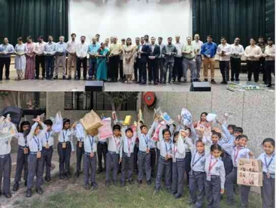 Greater Noida Authority News : पृथ्वी दिवस पर ग्रेटर नोएडा में जागरुकता की लहर, सेमिनार से लेकर स्कूलों तक चला संदेश, ‘कूड़ा सेग्रिगेशन’ बना मुख्य विषयग्रेटर नोएडा प्राधिकरण, ब्लू प्लेनेट और एचसीएल फाउंडेशन ने किया पर्यावरण संरक्षण का संदेश प्रसारित, 3000 से ज्यादा परिवारों को किया गया जागरूक