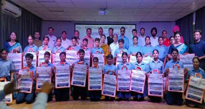 Rotary Club Green News : प्लास्टिक से मुक्ति की ओर रोटरी क्लब का अनोखा अभियान, एस्टर स्कूल में कपड़े के बैग वितरित कर बच्चों को दिया पर्यावरण बचाने का संदेश, रोटरी क्लब ऑफ़ ग्रीन ग्रेटर नोएडा का जागरूकता अभियान एस्टर स्कूल में आयोजित