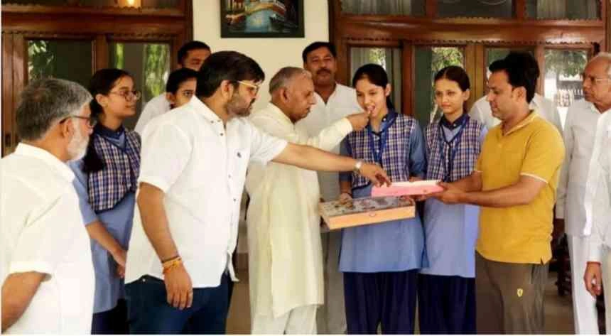 High School Noida News  : बिशनपुरा की बेटी ने रचा इतिहास, तनवी नागर बनीं गौतमबुद्ध नगर की शान, यूपी बोर्ड हाईस्कूल परीक्षा में 95% अंक लाकर परिवार और क्षेत्र का बढ़ाया मान, प्रशासनिक सेवा में जाने का है सपना