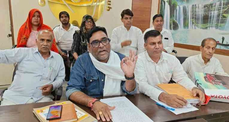 Kisan News : टी-सीरीज के दावे पर किसानों का पलटवार, ‘हमारी जमीन, हमारा हक’, डीएम के दरबार में दस्तक, हाईकोर्ट में भी जारी जंग, टी-सीरीज के दावे के 24 घंटे में किसानों का बड़ा पलटवार