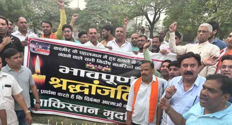 Pahalgam Attack News : पहलगाम में हिंदुओं की निर्मम हत्या से सूरजपुर व्यापारियों में उबाल, बाजार बंद कर निकाला शांतिपूर्ण कैंडल मार्च, गरजे व्यापारी नेता- "आतंकवादियों को चौराहे पर गोली मारो!"