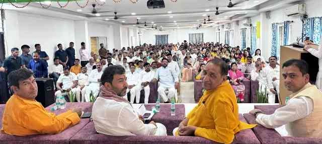 BJP One Nation One Election News : ग्रेटर नोएडा वेस्ट में 'वन नेशन वन इलेक्शन' को लेकर प्रबुद्ध जन संवाद सम्मेलन सम्पन्न, प्रबुद्धजनों ने किया विकसित भारत के सपने को साकार करने का संकल्प, प्रबुद्ध जनों की बड़ी सहभागिता