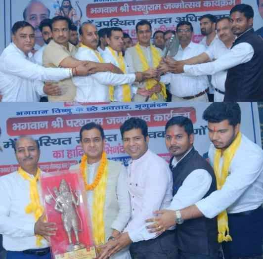 Surajpur Court On Bhagwan Parshuram Jayanti : ग्रेटर नोएडा की कचहरी में गूंजा परशुराम जयकारा, अधिवक्ताओं ने फरसे के साथ दिखाया परशुरामत्व का प्रतीक, युवा वकीलों ने उठाया चैंबर की मांग का मुद्दा