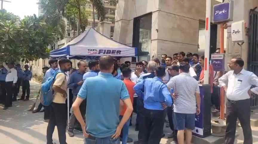 Galaxy Royal News : गार्ड हटते ही भड़के गैलेक्‍सी रॉयल निवासी, सुरक्षा के नाम पर लापरवाही से नाराज होकर सोसायटी गेट पर किया प्रदर्शन, नई सिक्योरिटी एजेंसी की तैनाती का मिला आश्वासन